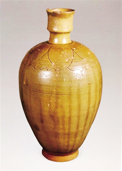 衡阳民间十大国宝之一的五代莲瓣青瓷梅瓶