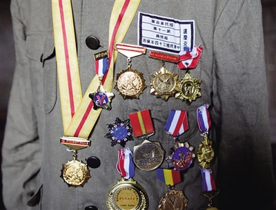 这是卢庆贻所佩戴的纪念勋章(8月11日摄).